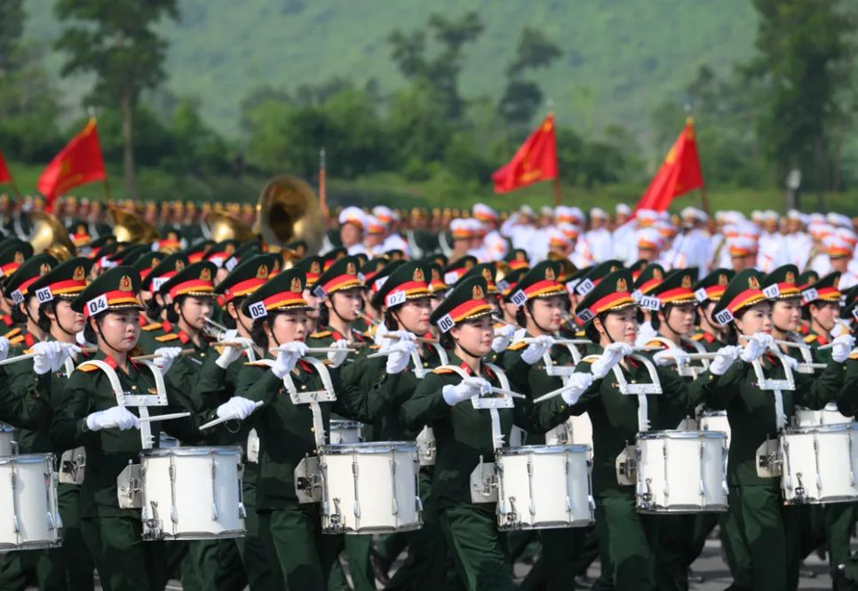 Khối nữ quân nhạc diễu hành qua lễ đài. Ảnh: ĐỖ TRUNG Khối nữ quân nhạc diễu hành qua lễ đài. Ảnh: ĐỖ TRUNG