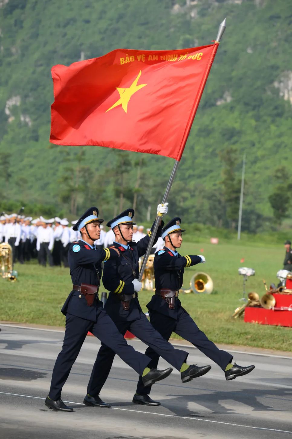 Trong buổi tổng hợp luyện, các chiến sĩ đã thể hiện những động tác dứt khoát, mạnh, đều... Trong buổi tổng hợp luyện, các chiến sĩ đã thể hiện những động tác dứt khoát, mạnh, đều...
