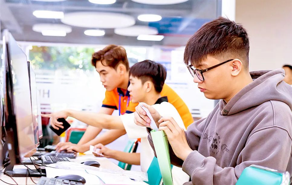 Cán bộ tuyển sinh hỗ trợ, hướng dẫn thí sinh đăng ký xét tuyển trên Hệ thống tuyển sinh của Bộ GD-ĐT. Ảnh: THANH HÙNG Cán bộ tuyển sinh hỗ trợ, hướng dẫn thí sinh đăng ký xét tuyển trên Hệ thống tuyển sinh của Bộ GD-ĐT. Ảnh: THANH HÙNG