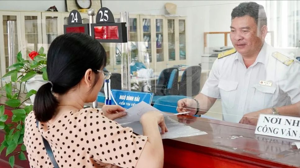 Cán bộ thuế TPHCM hướng dẫn người nộp thuế thực hiện thủ tục. Ảnh: HOÀNG HÙNG