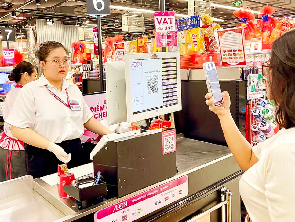 Thanh toán bằng mã QR tại siêu thị AEON phường Chánh Hưng, TPHCM. Ảnh: HOÀNG HÙNG