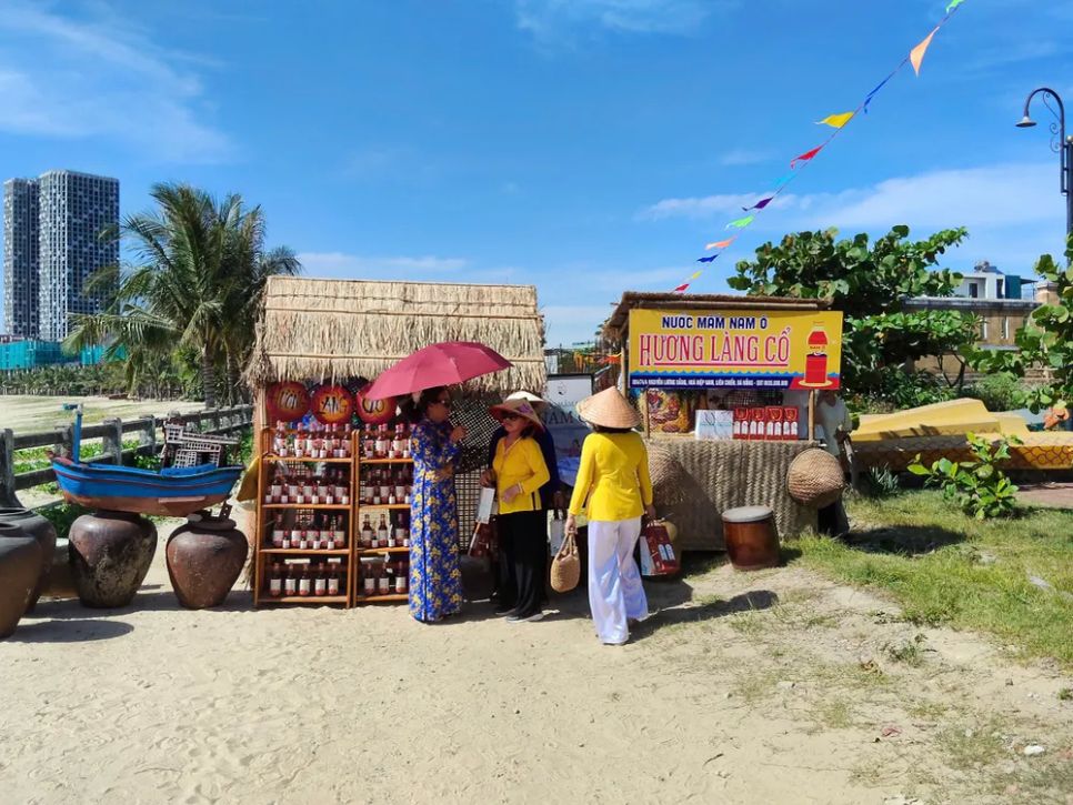 Những chum mắm, sạp nước mắm nhỏ góp phần làm sống dậy hình ảnh một làng biển trăm năm mưu sinh từ biển và từ vị mắm nồng đậm quê hương Những chum mắm, sạp nước mắm nhỏ góp phần làm sống dậy hình ảnh một làng biển trăm năm mưu sinh từ biển và từ vị mắm nồng đậm quê hương