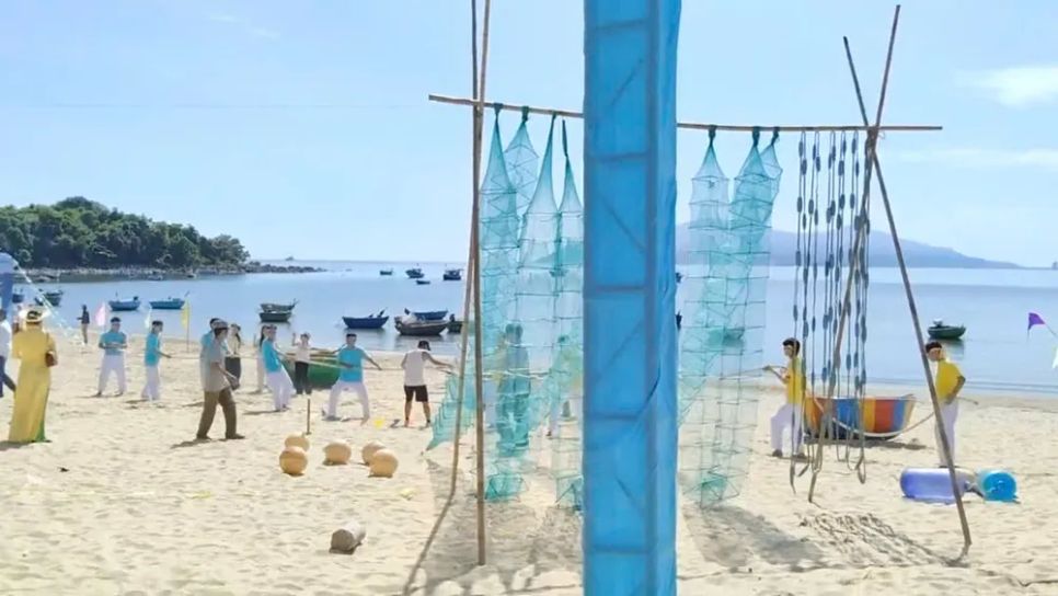 Tái hiện lại hoạt động kéo co trên bãi biển Tái hiện lại hoạt động kéo co trên bãi biển