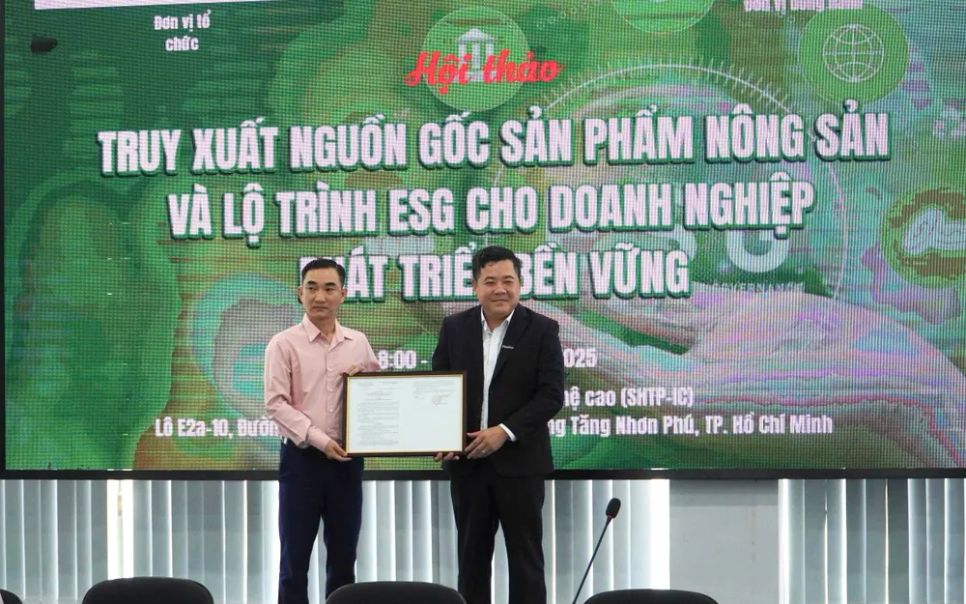 Đại diện SHTP-IC trao quyết định tham gia chương trình ươm tạo cho Công ty CP công nghệ Checkee. Ảnh: THIÊN PHÁT Đại diện SHTP-IC trao quyết định tham gia chương trình ươm tạo cho Công ty CP công nghệ Checkee. Ảnh: THIÊN PHÁT