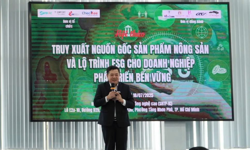 Ông Phạm Văn Quân, Tổng Giám đốc Công ty CP công nghệ Checkee chia sẻ các giải pháp truy xuất nguồn gốc cho doanh nghiệp. Ảnh: THIÊN PHÁT Ông Phạm Văn Quân, Tổng Giám đốc Công ty CP công nghệ Checkee chia sẻ các giải pháp truy xuất nguồn gốc cho doanh nghiệp. Ảnh: THIÊN PHÁT