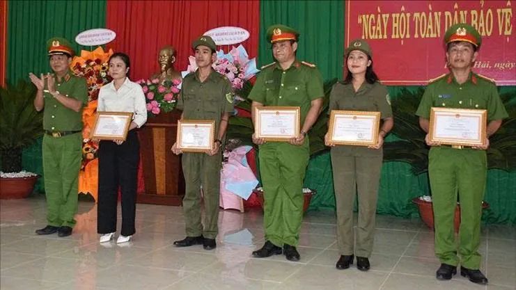 Thiếu tướng Nguyễn Thanh Hưởng, Phó Giám đốc Công an TPHCM trao Giấy khen cho các tập thể, cá nhân có nhiều thành tích trong xây dựng phong trào toàn dân bảo vệ an ninh Tổ quốc trên địa bàn xã Phước Hải. Thiếu tướng Nguyễn Thanh Hưởng, Phó Giám đốc Công an TPHCM trao Giấy khen cho các tập thể, cá nhân có nhiều thành tích trong xây dựng phong trào toàn dân bảo vệ an ninh Tổ quốc trên địa bàn xã Phước Hải.