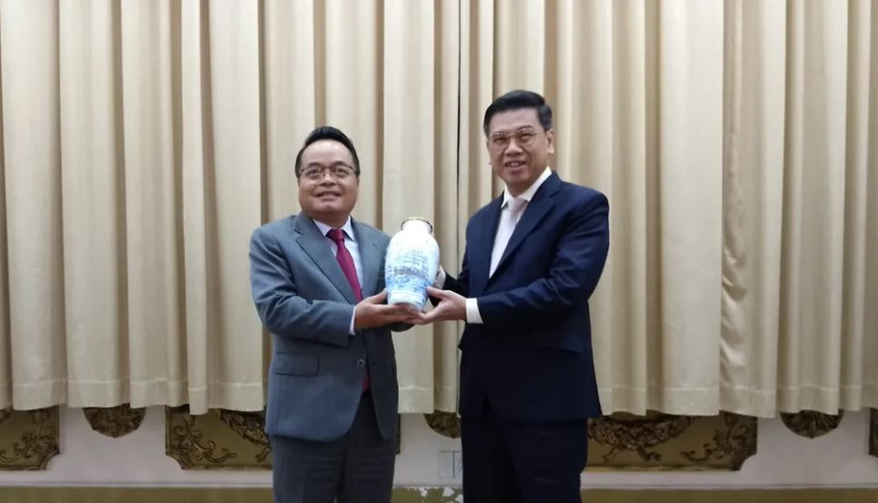 Phó Chủ tịch UBND TPHCM Nguyễn Văn Dũng tặng quà lưu niệm Chủ tịch Kiểm toán nhà nước Lào Viengthavisone Thephachanh. Ảnh: MINH CHÂU Phó Chủ tịch UBND TPHCM Nguyễn Văn Dũng tặng quà lưu niệm Chủ tịch Kiểm toán nhà nước Lào Viengthavisone Thephachanh. Ảnh: MINH CHÂU