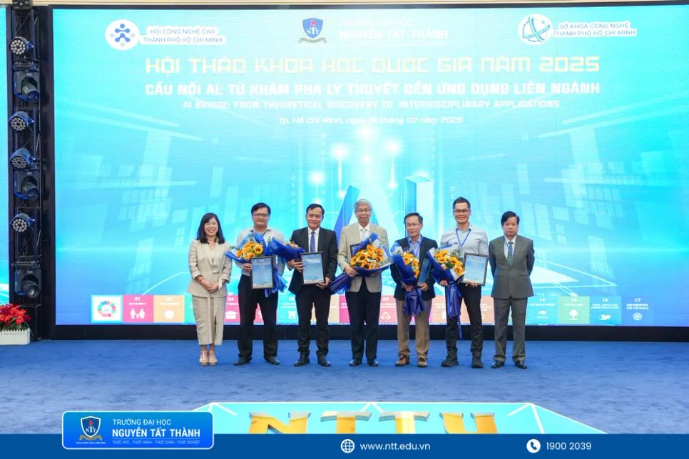 Lãnh đạo Nhà trường tặng hoa các báo cáo viên Lãnh đạo Nhà trường tặng hoa các báo cáo viên