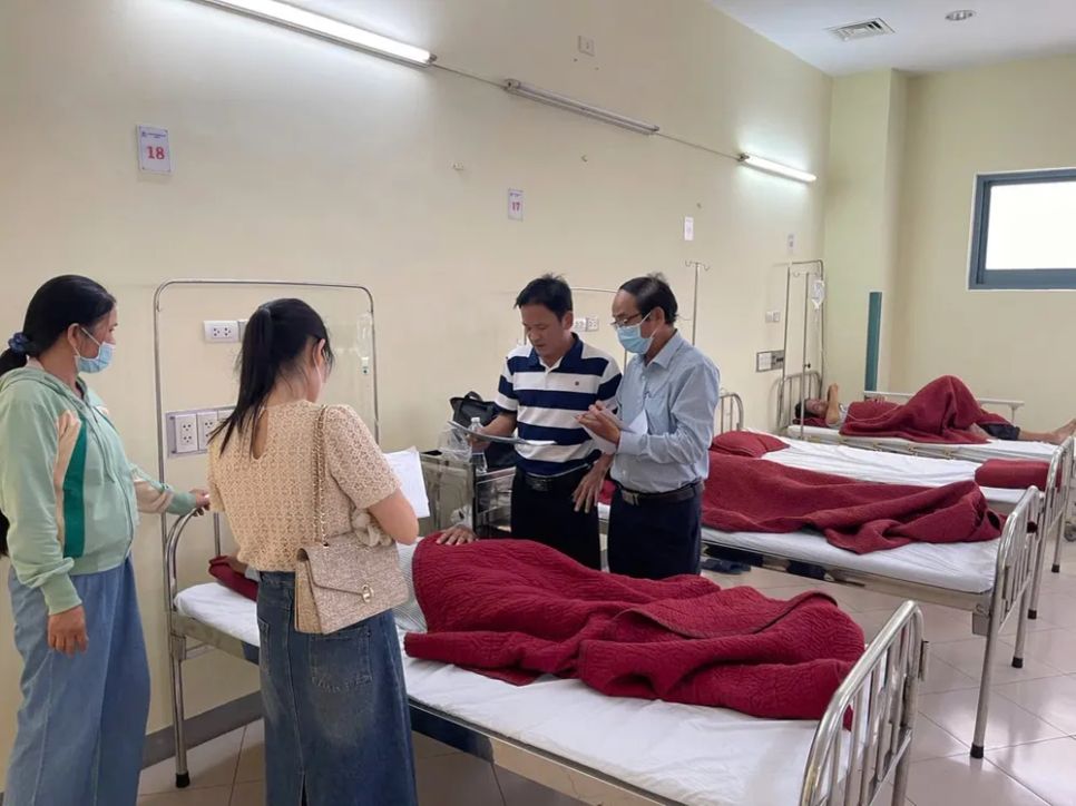 Đại diện Sở Y tế TP Huế lấy thông tin từ các bệnh nhân Đại diện Sở Y tế TP Huế lấy thông tin từ các bệnh nhân
