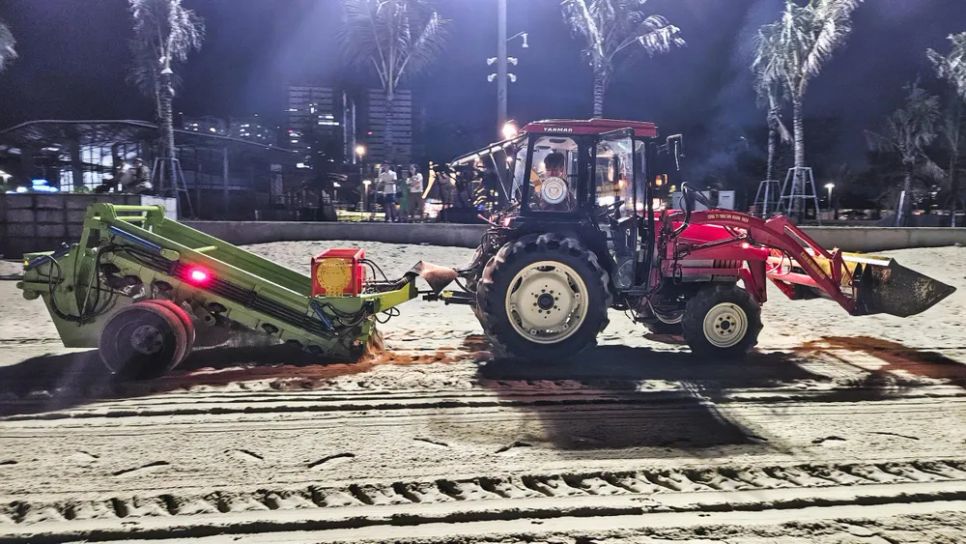 Xe vận hành vào khung giờ ít ảnh hưởng đến du khách, người dân. Ảnh: NGUYỄN NAM