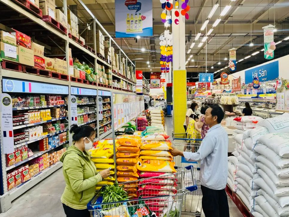 Người tiêu dùng chọn mua hàng hóa thiết yếu các loại tại MM Mega Market Hiệp Phú (TPHCM) Người tiêu dùng chọn mua hàng hóa thiết yếu các loại tại MM Mega Market Hiệp Phú (TPHCM)