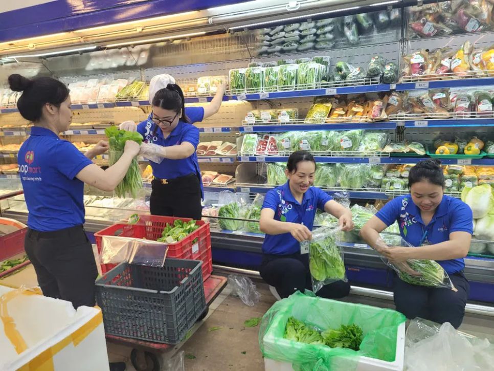 Nhân viên Co.opmart bổ sung rau củ lên kệ, phục vụ người tiêu dùng mùa mưa bão Nhân viên Co.opmart bổ sung rau củ lên kệ, phục vụ người tiêu dùng mùa mưa bão