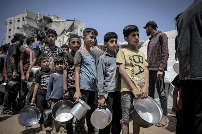 Thiếu niên Palestine chờ nhận lương thực tại Dải Gaza. Ảnh: ANADOLU Thiếu niên Palestine chờ nhận lương thực tại Dải Gaza. Ảnh: ANADOLU