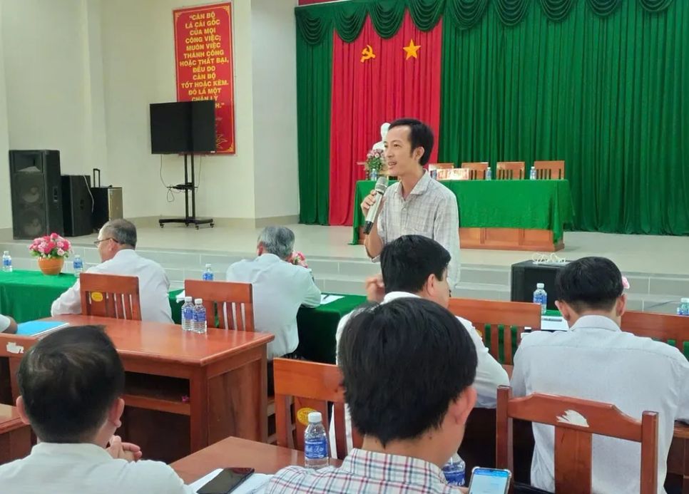 Ông Võ Văn Ngoan, Phó Giám đốc Sở NN-MT tỉnh Vĩnh Long đối thoại với các hộ dân bị ảnh hưởng bởi bãi rác An Hiệp. Ông Võ Văn Ngoan, Phó Giám đốc Sở NN-MT tỉnh Vĩnh Long đối thoại với các hộ dân bị ảnh hưởng bởi bãi rác An Hiệp.