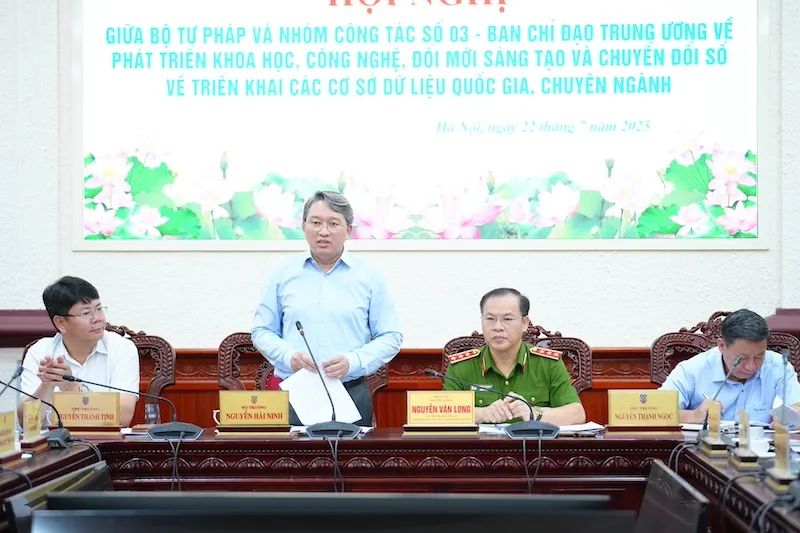 Bộ trưởng Bộ Tư pháp Nguyễn Hải Ninh khẳng định quyết tâm chuyển đổi số Bộ trưởng Bộ Tư pháp Nguyễn Hải Ninh khẳng định quyết tâm chuyển đổi số