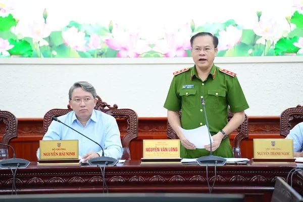 Thượng tướng Nguyễn Văn Long, Thứ trưởng Bộ Công an phát biểu tại hội nghị Thượng tướng Nguyễn Văn Long, Thứ trưởng Bộ Công an phát biểu tại hội nghị