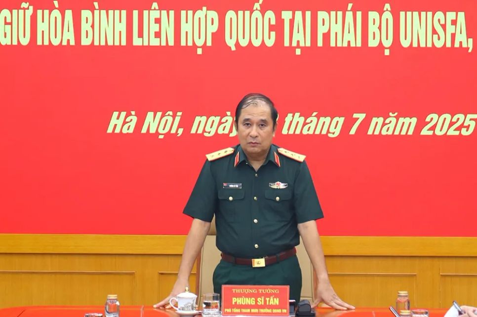 Thượng tướng Phùng Sĩ Tấn phát biểu giao nhiệm vụ cho các sĩ quan. Ảnh: BQP