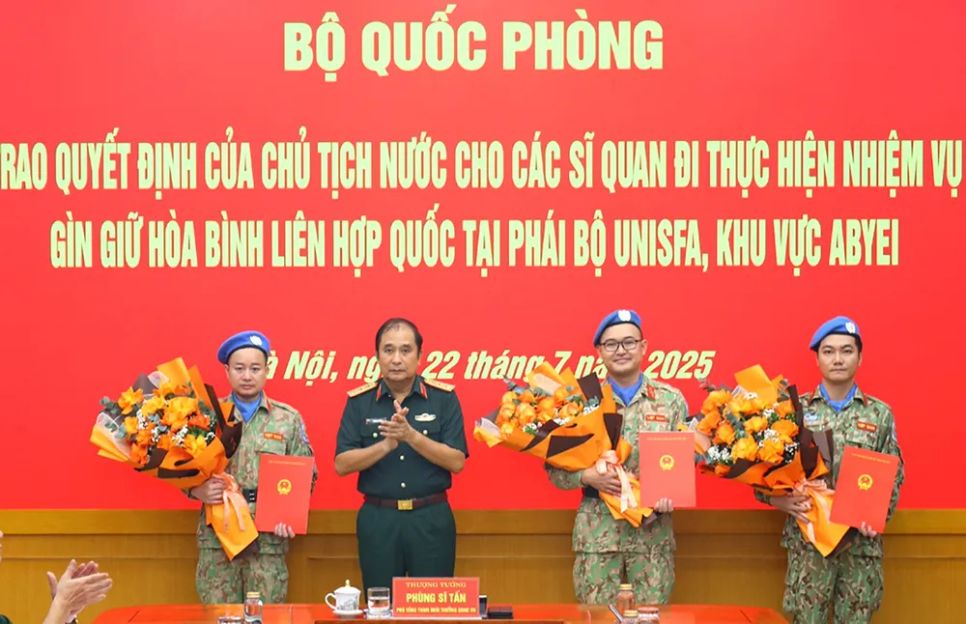 Thượng tướng Phùng Sĩ Tấn trao quyết định của Chủ tịch nước cho 3 sĩ quan thực hiện nhiệm vụ tại Phái bộ UNISFA, khu vực Abyei. Ảnh: BQP