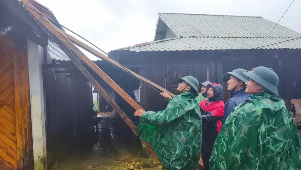 Lực lượng chức năng hỗ trợ người dân sửa chữa lại nhà bị hư hỏng Lực lượng chức năng hỗ trợ người dân sửa chữa lại nhà bị hư hỏng