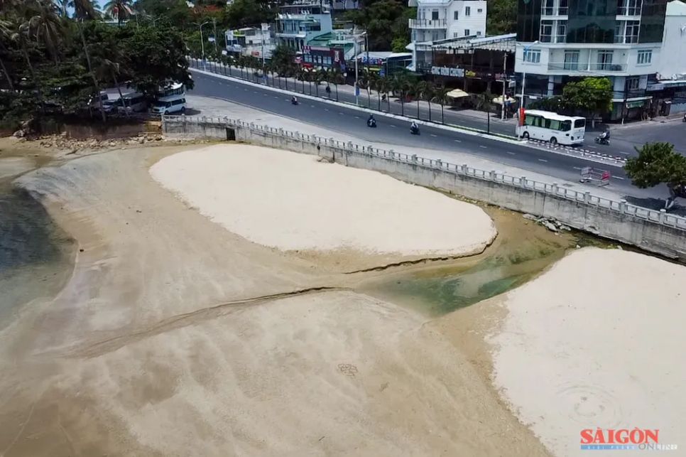 Cống nước thải ven biển thuộc phường Bắc Nha Trang. Ảnh: HIẾU GIANG