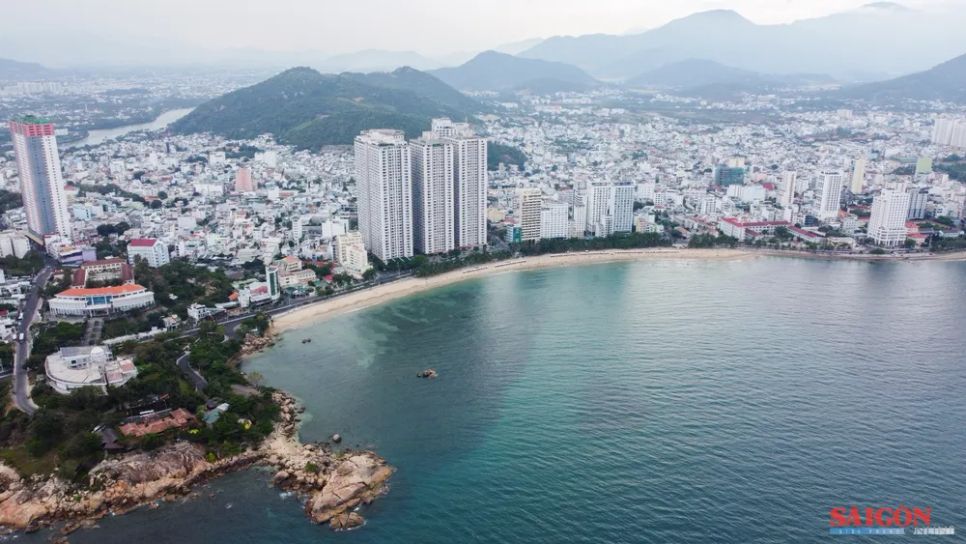 Một góc khu vực biển Hòn Chồng - Đặng Tất, phường Bắc Nha Trang. Ảnh: HIẾU GIANG