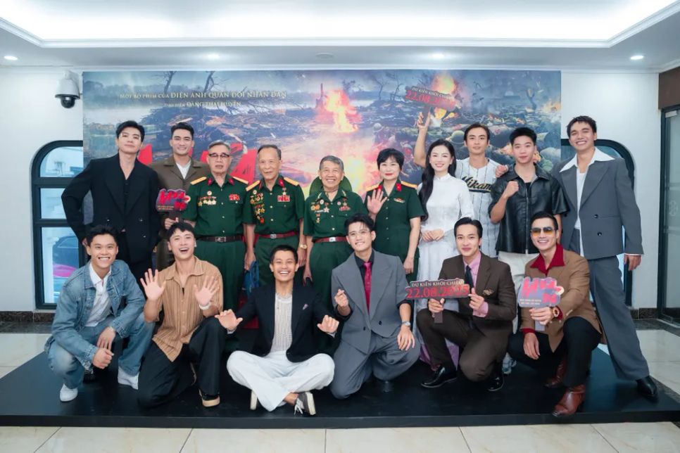 Các nhân chứng lịch sử lưu giữ kỷ niệm cùng đoàn làm phim Các nhân chứng lịch sử lưu giữ kỷ niệm cùng đoàn làm phim