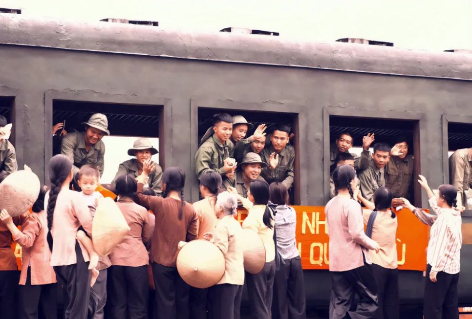 Cảnh trong phim Mưa đỏ Cảnh trong phim Mưa đỏ