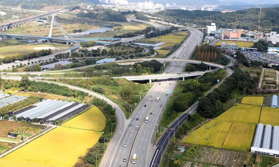 Đường cao tốc Gyeongbu vẫn được nhắc đến như biểu tượng cho tinh thần vượt khó, tự cường và niềm tự hào xứ kim chi. Ảnh: JoongAng Ilbo Đường cao tốc Gyeongbu vẫn được nhắc đến như biểu tượng cho tinh thần vượt khó, tự cường và niềm tự hào xứ kim chi. Ảnh: JoongAng Ilbo