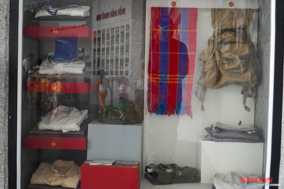 Chiếc balo, khăn len, mũ cối cùng một số kỷ vật khác của các liệt sĩ Gạc Ma được trưng bày tại khu tưởng niệm Chiếc balo, khăn len, mũ cối cùng một số kỷ vật khác của các liệt sĩ Gạc Ma được trưng bày tại khu tưởng niệm