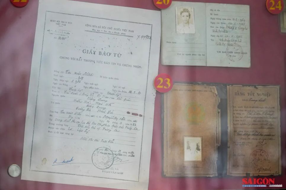 Giấy báo tử của liệt sĩ Cao Xuân Minh; Thẻ đoàn viên của liệt sĩ Hoàng Ánh Đông; Bằng Tốt nghiệp trường sĩ quan CH KT Hải quân ngày 20-7-1984 của liệt sĩ Vũ Văn Thắng Giấy báo tử của liệt sĩ Cao Xuân Minh; Thẻ đoàn viên của liệt sĩ Hoàng Ánh Đông; Bằng Tốt nghiệp trường sĩ quan CH KT Hải quân ngày 20-7-1984 của liệt sĩ Vũ Văn Thắng