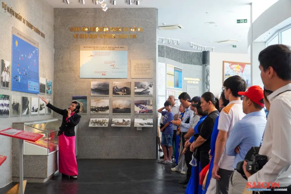 Xúc động trước những kỷ vật của liệt sĩ Gạc Ma Xúc động trước những kỷ vật của liệt sĩ Gạc Ma