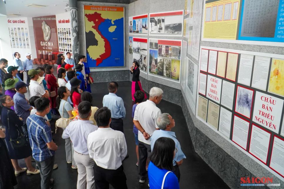 Xúc động trước những kỷ vật của liệt sĩ Gạc Ma Xúc động trước những kỷ vật của liệt sĩ Gạc Ma
