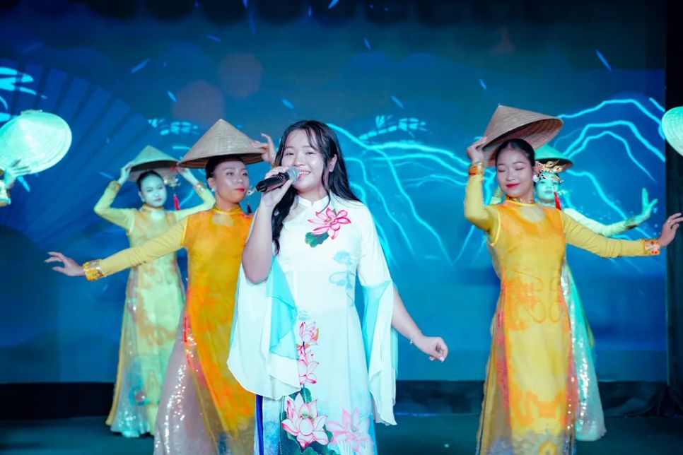 <i>Các tiết mục văn nghệ đậm màu sắc truyền thống do các sinh viên thực hiện</i> <i>Các tiết mục văn nghệ đậm màu sắc truyền thống do các sinh viên thực hiện</i>