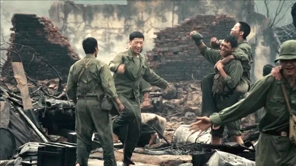 Cảnh trong phim Mưa đỏ, chuyển thể từ tiểu thuyết cùng tên của nhà văn Chu Lai viết về cuộc chiến ở Thành cổ Quảng Trị Cảnh trong phim Mưa đỏ, chuyển thể từ tiểu thuyết cùng tên của nhà văn Chu Lai viết về cuộc chiến ở Thành cổ Quảng Trị