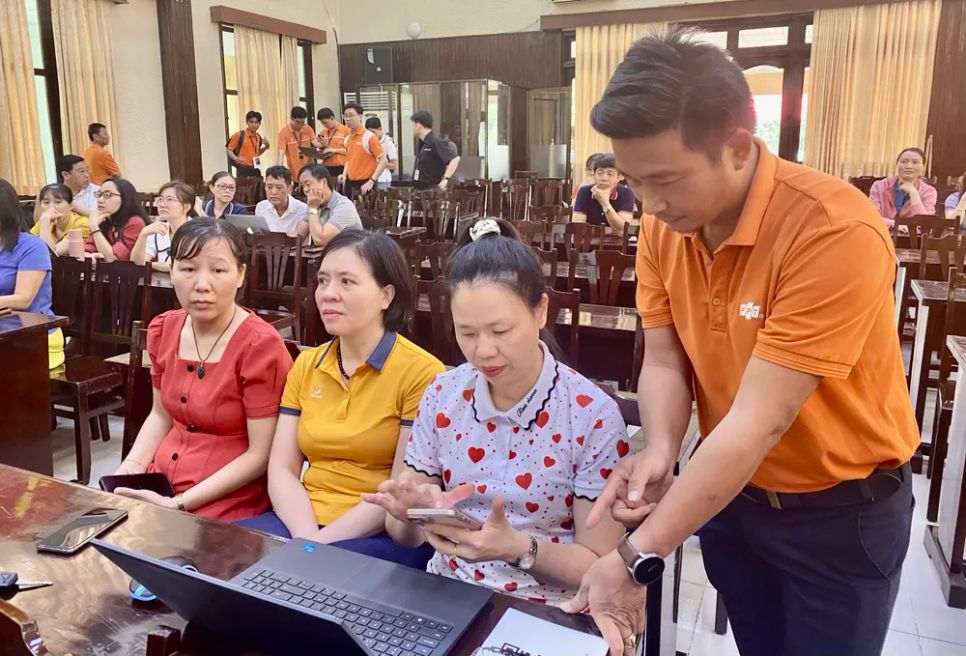 Cán bộ, công chức phường Vũng Tàu, TPHCM được bồi dưỡng kiến thức sử dụng AI trong công việc để phục vụ người dân tốt hơn. Ảnh: PHÚ NGÂN Cán bộ, công chức phường Vũng Tàu, TPHCM được bồi dưỡng kiến thức sử dụng AI trong công việc để phục vụ người dân tốt hơn. Ảnh: PHÚ NGÂN