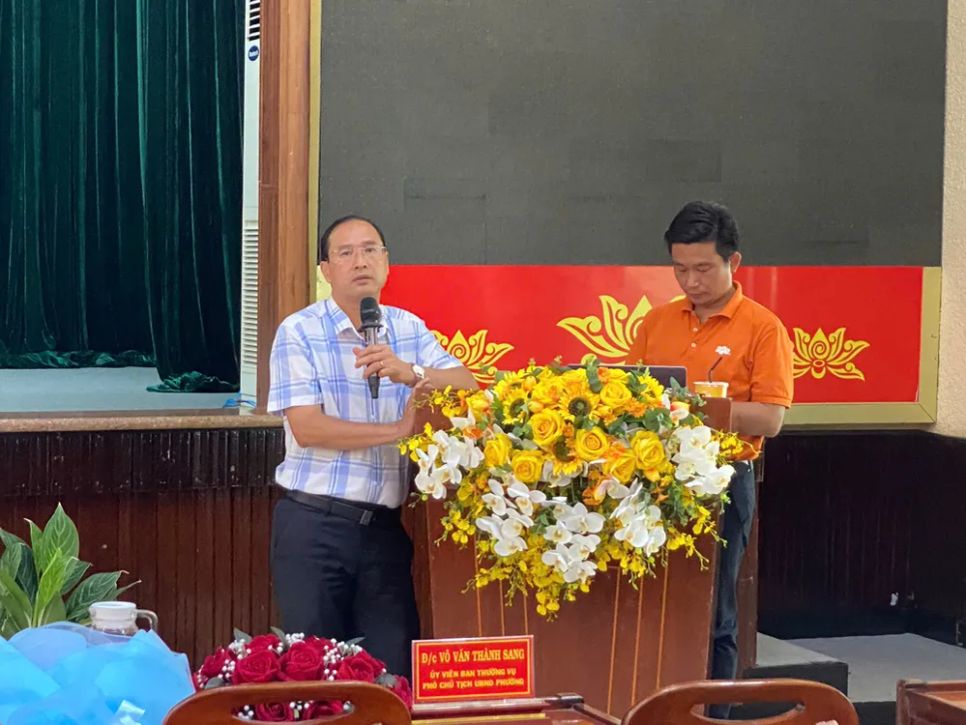 Đồng chí Nguyễn Tấn Bản, Bí thư Đảng ủy, Chủ tịch HĐND phường Vũng Tàu (bên trái), nhấn mạnh ý nghĩa của việc sử dụng AI trong phục vụ hành chính công. Ảnh: PHÚ NGÂN <br> Đồng chí Nguyễn Tấn Bản, Bí thư Đảng ủy, Chủ tịch HĐND phường Vũng Tàu (bên trái), nhấn mạnh ý nghĩa của việc sử dụng AI trong phục vụ hành chính công. Ảnh: PHÚ NGÂN <br>
