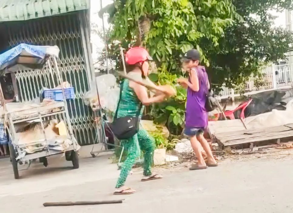 Bà Đ. dùng cây đánh mạnh nhiều cái vào người bé T. Bà Đ. dùng cây đánh mạnh nhiều cái vào người bé T.