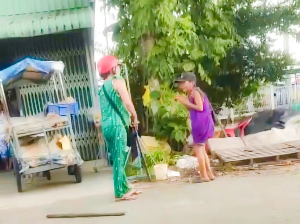Sau khi bị đánh, T. chấp tay lạy xin tha, nhưng vẫn bị bà Đ. dùng cây đánh mạnh vào người Sau khi bị đánh, T. chấp tay lạy xin tha, nhưng vẫn bị bà Đ. dùng cây đánh mạnh vào người