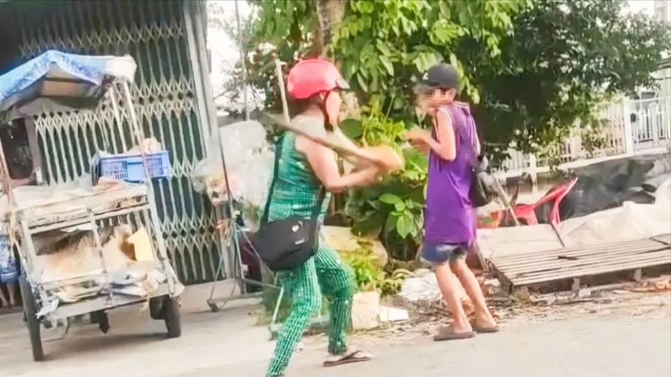 Xác định được người đánh bé trai bán vé số trong clip ở Cần Thơ Xác định được người đánh bé trai bán vé số trong clip ở Cần Thơ