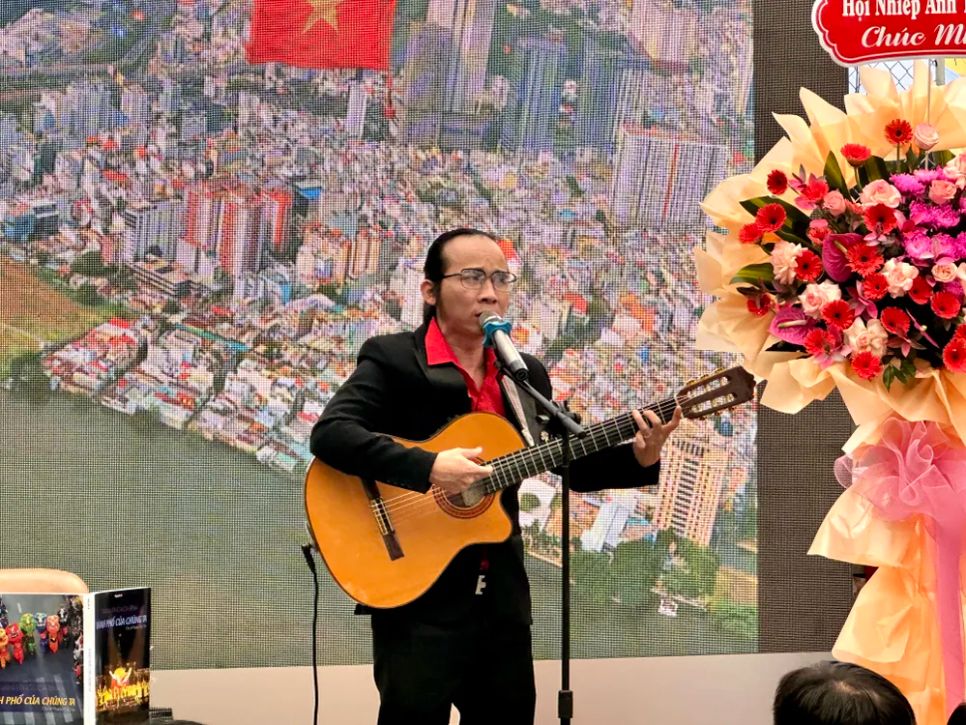 Ca sĩ - nhạc sĩ Hà Chương, một người em thân thiết của NSNA Nguyễn Á, biểu diễn tại chương trình giao lưu, giới thiệu 2 tập sách ảnh