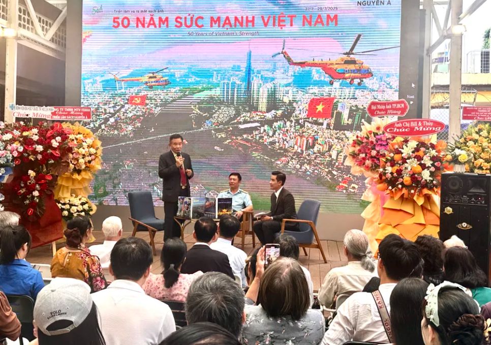 Đại tá Từ Đễ và Thượng tá Trương Thanh Bình (từ trái qua) chia sẻ tại chương trình giao lưu, giới thiệu 2 tập sách ảnh