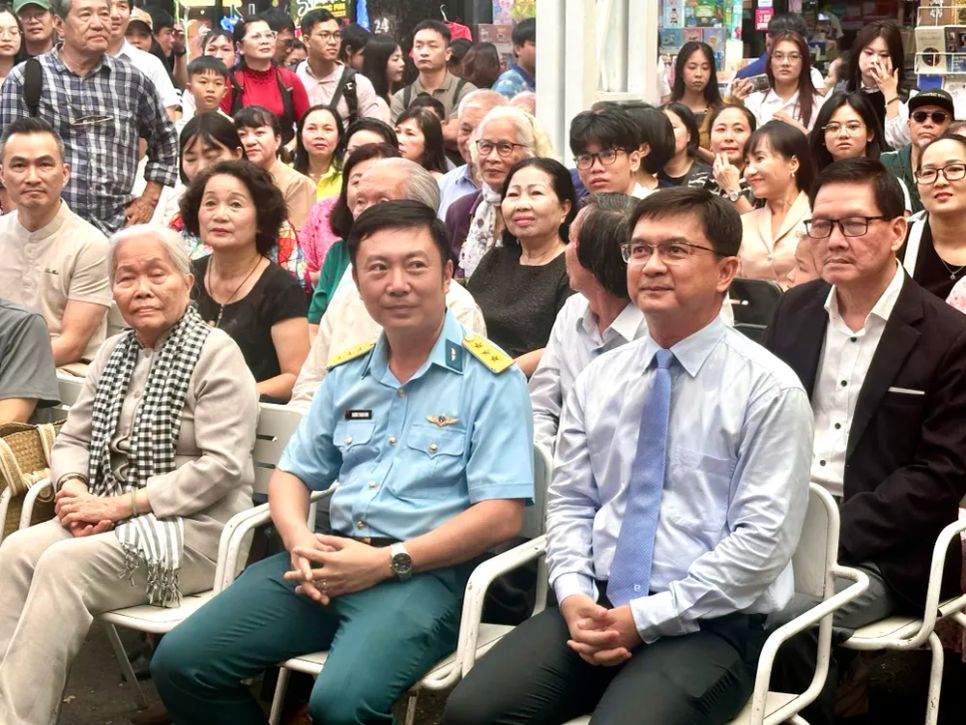 Đồng chí Nguyễn Mạnh Cường, Ủy viên Ban Thường vụ Thành ủy, Trưởng Ban Tuyên giáo và Dân vận Thành ủy, tại chương trình giao lưu, giới thiệu 2 tập sách ảnh