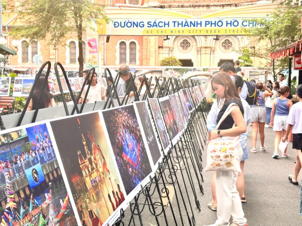 Những hình ảnh từ sách của NSNA Nguyễn Á đang được trưng bày tại Đường sách TPHCM