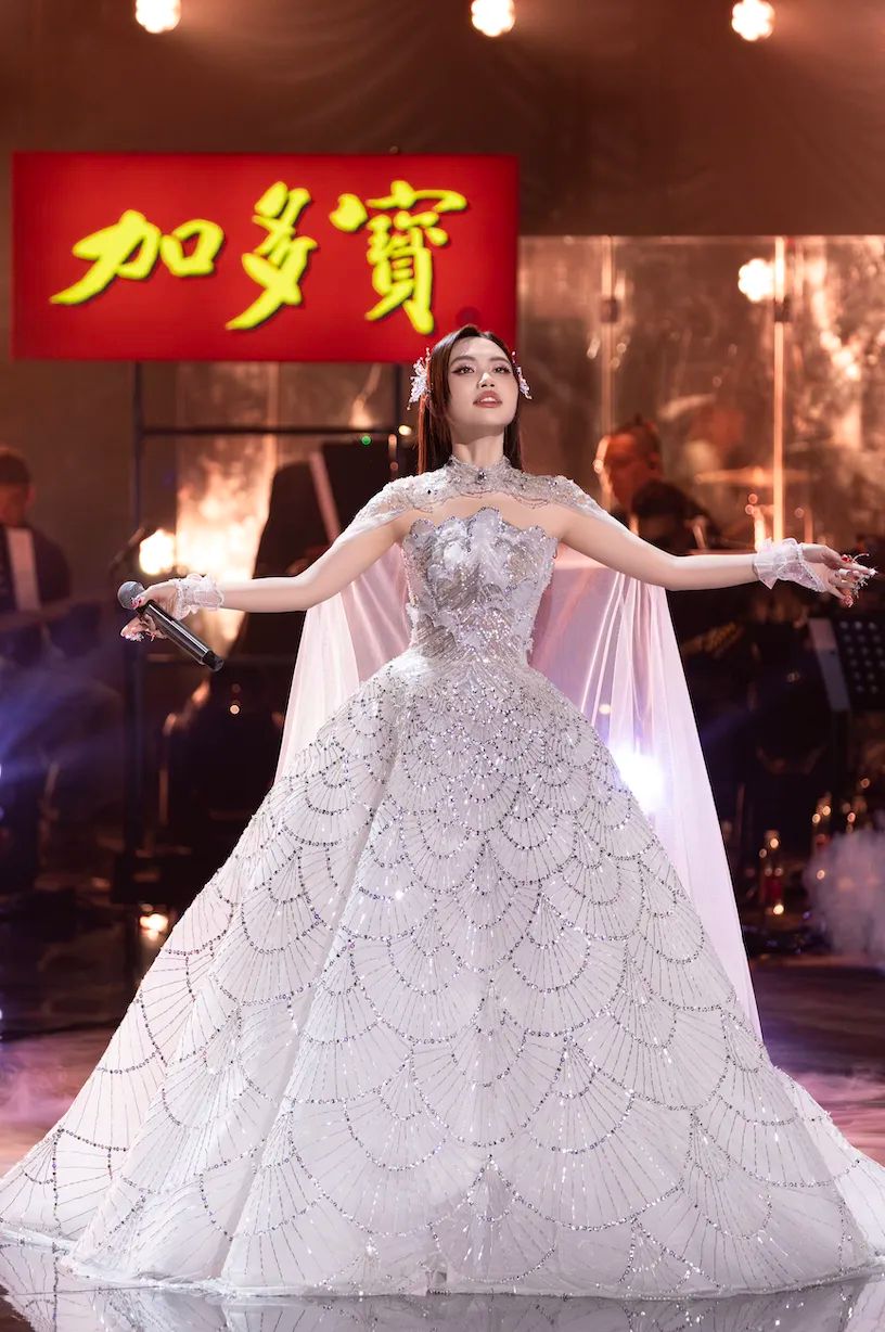 Phương Mỹ Chi trình diễn 2 tiết mục