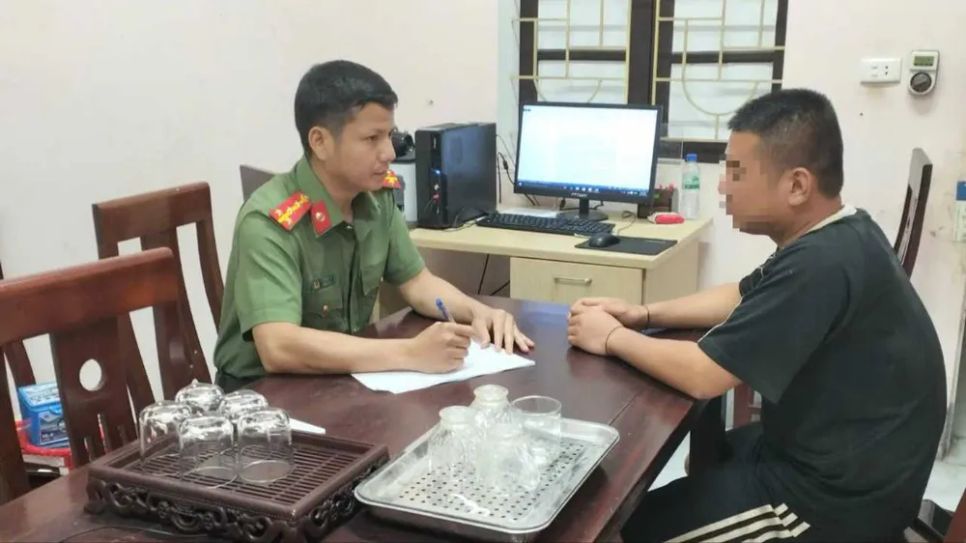 Công an làm việc với Lô Thanh S. Ảnh: CÔNG AN NGHỆ AN Công an làm việc với Lô Thanh S. Ảnh: CÔNG AN NGHỆ AN