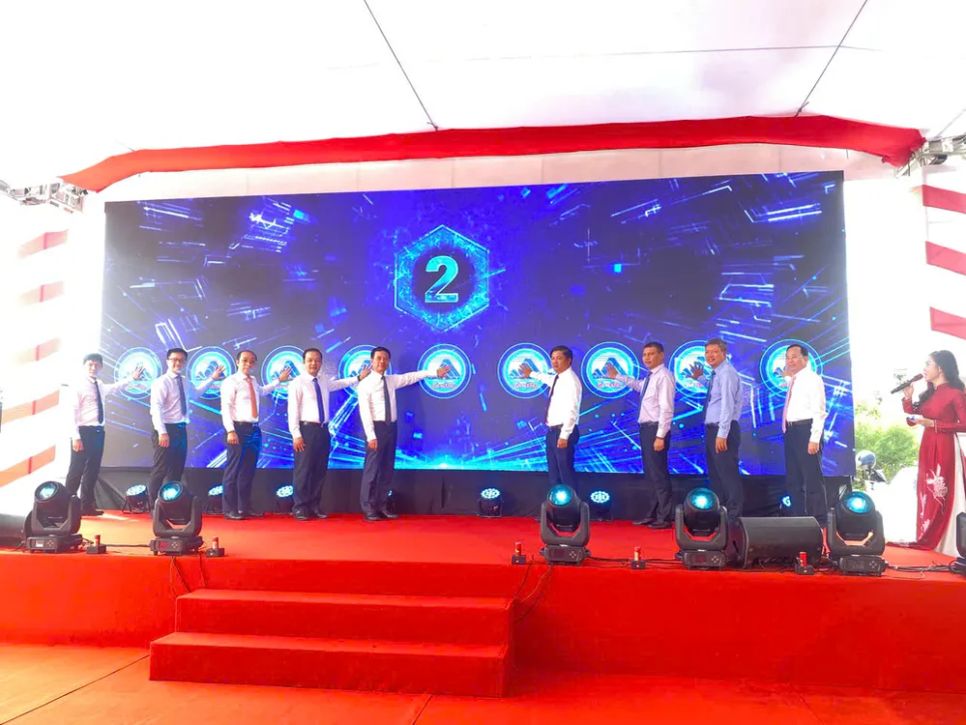 Các đại biểu bấm nút khởi động dự án. Ảnh: XUÂN QUỲNH Các đại biểu bấm nút khởi động dự án. Ảnh: XUÂN QUỲNH