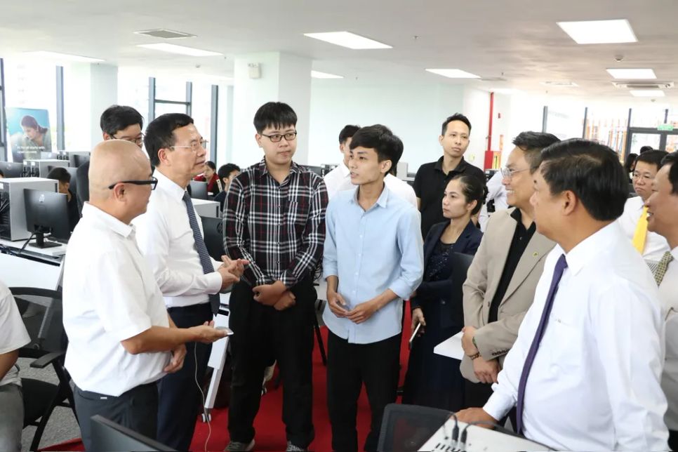 Đoàn thăm lớp đào tạo thiết kế vi mạch VLSI – Physical Design. Ảnh: XUÂN QUỲNH Đoàn thăm lớp đào tạo thiết kế vi mạch VLSI – Physical Design. Ảnh: XUÂN QUỲNH