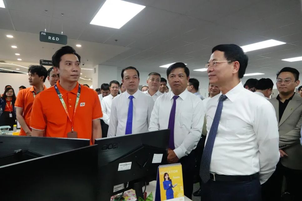 Đoàn tham quan Văn phòng làm việc của Công ty Cổ phần FPT. Ảnh: XUÂN QUỲNH Đoàn tham quan Văn phòng làm việc của Công ty Cổ phần FPT. Ảnh: XUÂN QUỲNH