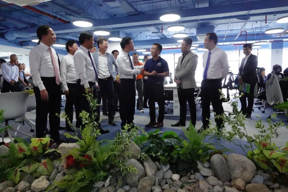 Đoàn trao đổi, làm việc với doanh nghiệp. Ảnh: XUÂN QUỲNH Đoàn trao đổi, làm việc với doanh nghiệp. Ảnh: XUÂN QUỲNH