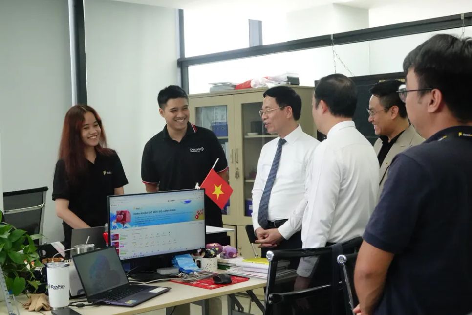 Đoàn trò chuyện với các bạn làm việc lĩnh vực vi mạch bán dẫn và trí tuệ nhân tạo. Ảnh: XUÂN QUỲNH Đoàn trò chuyện với các bạn làm việc lĩnh vực vi mạch bán dẫn và trí tuệ nhân tạo. Ảnh: XUÂN QUỲNH